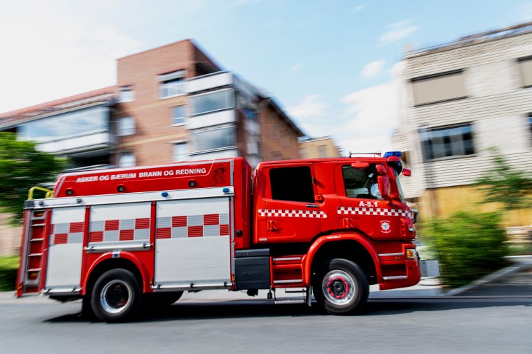 Bilde av en brannbil i full fart